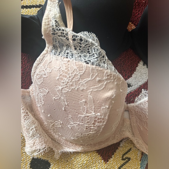 Two Victoria Secret bras 36C one is lace and one is push up - Picture 4 of 5